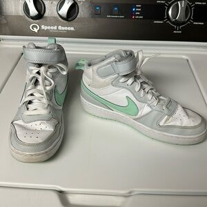 Nike Court Borough Mid 2 size 7Y Seafoam/White
